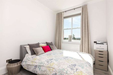 A stunning and spacious three bedroom apartment set within a gated development, benefitting with views across the communal gardens and off-street parking. - Photo 5