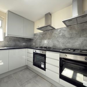 Bell Road, TW3, Hounslow - Photo 2
