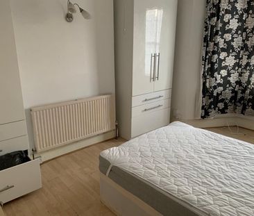 Room in a Shared House, Grosvenor Road, IG1 - Photo 3