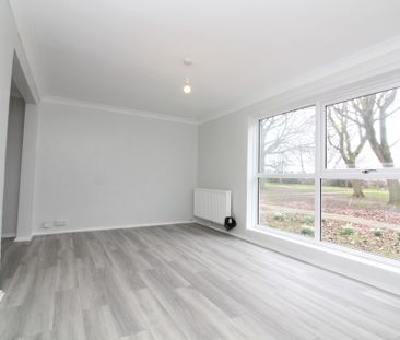 3 Bedroom Terraced House - Photo 2