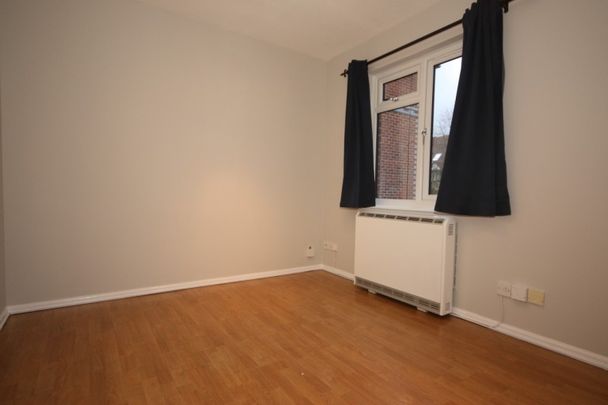 Oriental Road, Woking - Photo 1