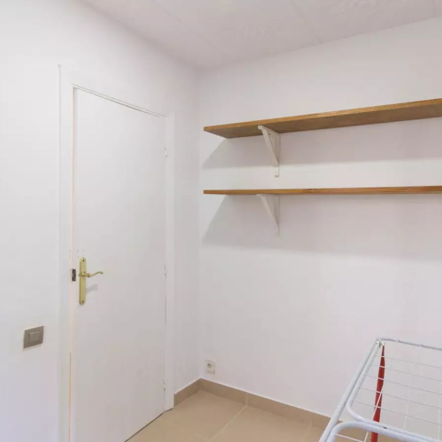 Rooms for rent in 5-bedroom apartment in El Raval - Photo 1