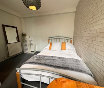 Spacious 5-Bed Hidden Gem in Central Hove - Photo 3