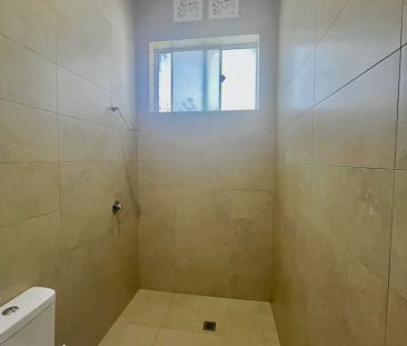 Ultimate Convenience 3 Bedroom House in prime location - Photo 2