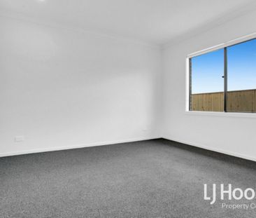 STUNNING FAMILY HOME IN FLAGSTONE WITH DUCTED AIR + QUALITY FINISHES! - Photo 2