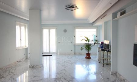 Aventino-S.Saba: Brand new 3 Bedroom, 3 bath, spacious triple living-dining room, modern kitchen, large balconies. Air conditioning, alarm, lots of natural light, located on quiet tree lined street walking distance to all services, metro, FAO. Ref 2057 - Photo 4