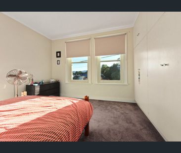 Central Apartment with Parking! - Photo 5