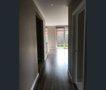 Luxuriously roomy 4 bedroom townhouse short distance from train sta... - Photo 1