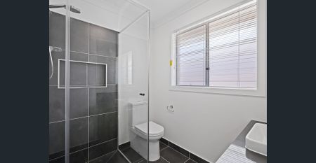 Modern Family Living with two living areas - Photo 3