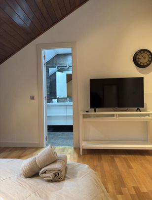 Piso de alquiler en Calle de Hoces de la Hermida, 17, Aravaca - Photo 1