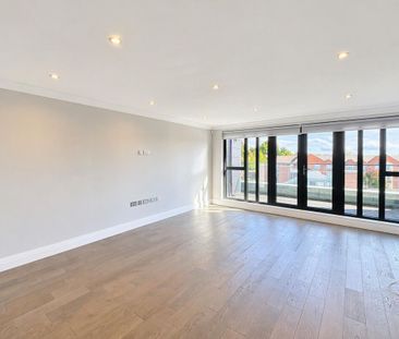 A spacious third floor apartment, ideally located in the heart of V... - Photo 1