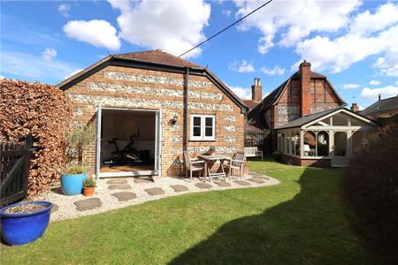 4 bedroom semi-detached house to rent - Photo 3