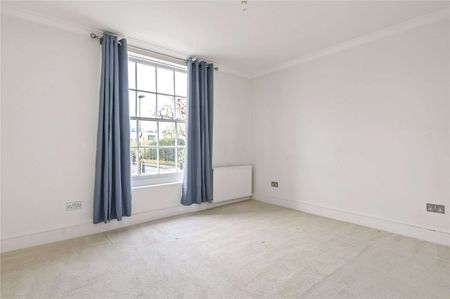 An exceptional two bedroom apartment arranged over the raised ground floor of a beautiful Grade II listed Georgian townhouse. - Photo 4