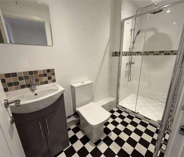 Arctic Road, Cowes, Isle Of Wight, PO31 - Photo 1