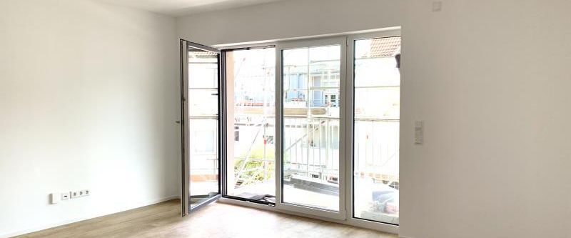 FÜ: Erstbezug! Schöne, helle 2-Zi-Whg (1.OG) mit EBK, Balkon, Aufzug + TG-Stellplatz - Photo 1