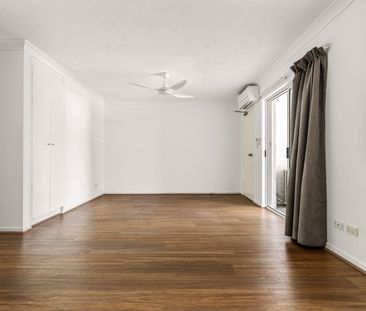 Quiet Location with Easy Access to Shops and Schools - Photo 3