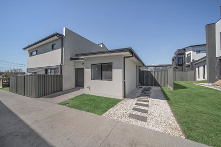 Well-Presented 2-Bedroom Residence with Lock-Up Garage - Photo 4