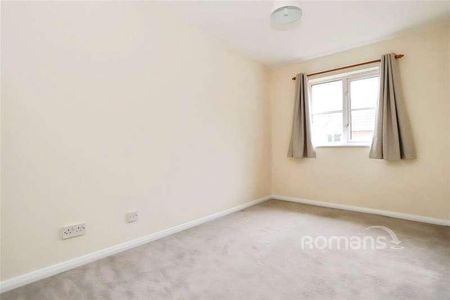 Corfe Way, Farnborough, GU14 - Photo 4