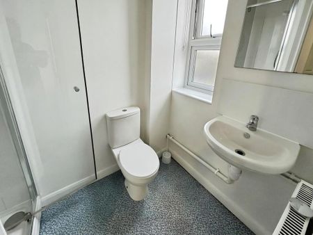 1 bedroom in a flat share to rent - Photo 4