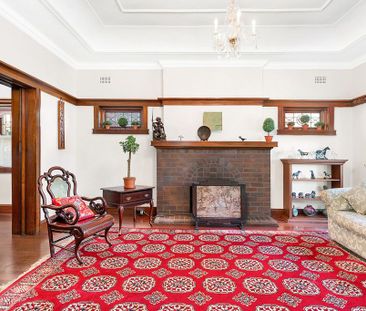 Elegant Family Home with Period Charm, Spacious Living & Private Ga... - Photo 2