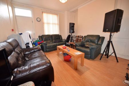 5 bedroom House in Brudenell View (5 bed), Leeds - Photo 2