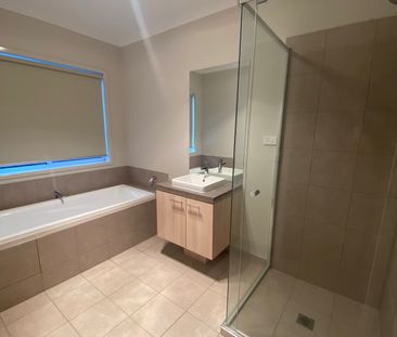 SPACIOUS 3 BEDROOM HOME - Photo 3