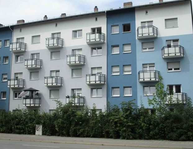 Schöner Wohnen: Renovierte 2,5 - Zimmer-Wohnung mit Balkon und Einbauküche! - Foto 1