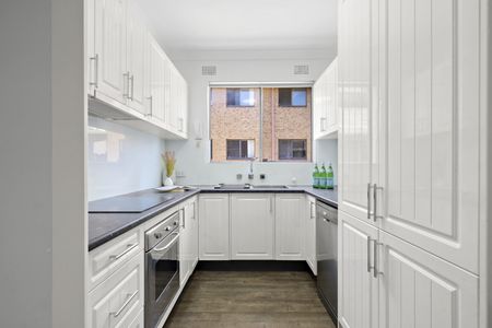 Bright 2 Bedroom Unit - Photo 5