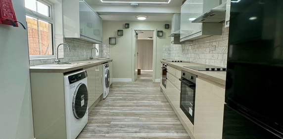 Modern Rooms with Private En-Suites – Just 5 Minutes from Watford General Hospital! Room 4 - Photo 2