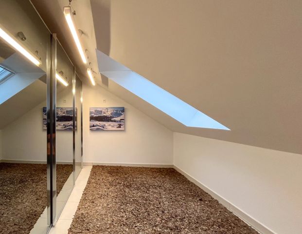 Komfortable seniorenfreundliche Dachgeschosswohnung mit Aufzug und Balkon - Photo 1