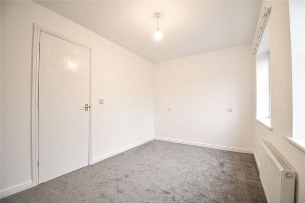 Well presented 2 bedroom terraced house situated within walking distance of the Town Centre. GCH. Garage and drvieway parking. Unfurnished. - Photo 1