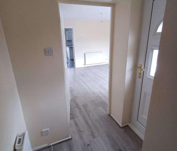 3 bedroom end of terrace house to rent - Photo 3