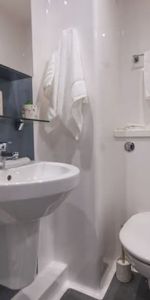 Room in a Shared Flat, Onyx, B4 - Photo 4