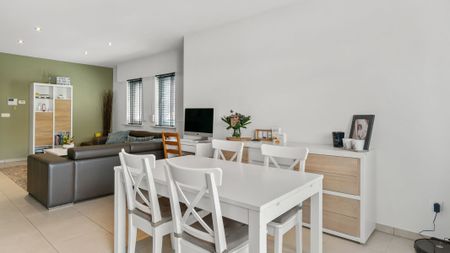 Gelijkvloers appartement met tuin en 2 autostaanplaatsen (1 ondergronds met berging en 1 bovengronds) - Foto 3