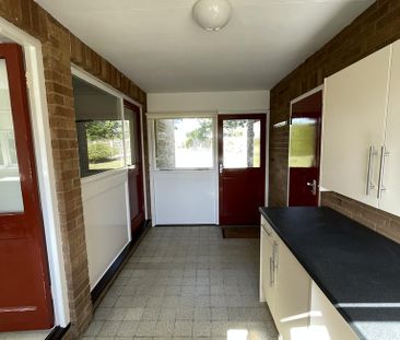 4 bedroom detached bungalow to rent - Photo 4