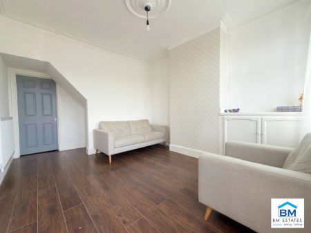 2 Bedroom Terraced - Photo 2