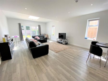 5 bedroom semi-detached house to rent - Photo 2