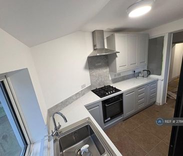 4 bedroom end of terrace house to rent - Photo 2