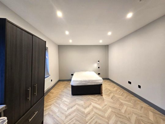 Dickens Avenue, Uxbridge - Photo 1