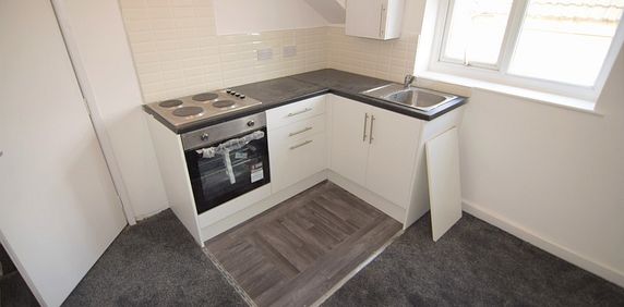 To Let 1 Bed Flat - Photo 2