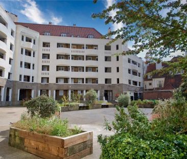 3 bedroom flat to rent - Photo 6