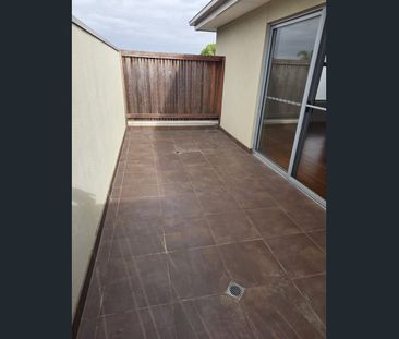 Stylish, Light-Filled Townhouse in Prime Location - Photo 4