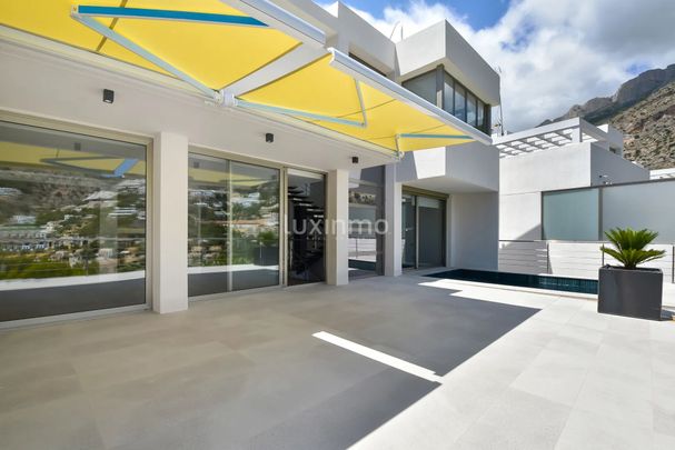 Newly refurbished luxury villa for rent with panoramic views towards Altea Hills - Photo 1