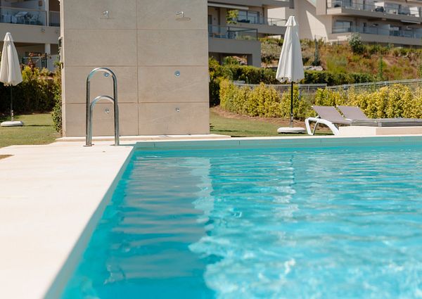 Apartment located in the Harmony Urbanization, in Cala de Mijas. The apartment is distributed on one floor, the house consisting of three bedrooms, 2 bathrooms, living room, dining room, kitchen, terrace and solarium and on a second floor the solarium.