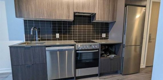 Bloor E/Sherbourne-Large 1Bdrm+Den 1Bath - Photo 2