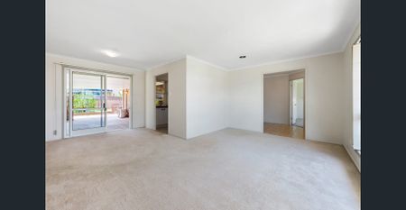 A charming low-set brick home - Photo 3