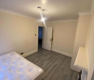 3 bedroom apartment to rent - Photo 4