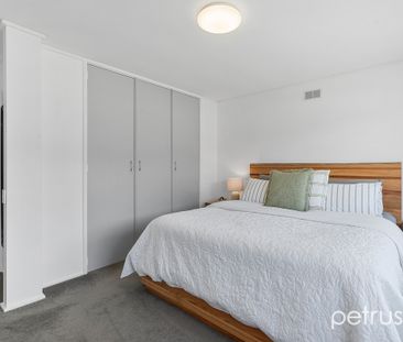 Modern Family Home - Photo 2