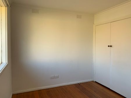 Family Home in Quiet Court - Photo 4