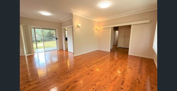 Spacious 3 Bedrooms House, Walk to Carlingford Village & shopping centre (6 month lease only) - Photo 1